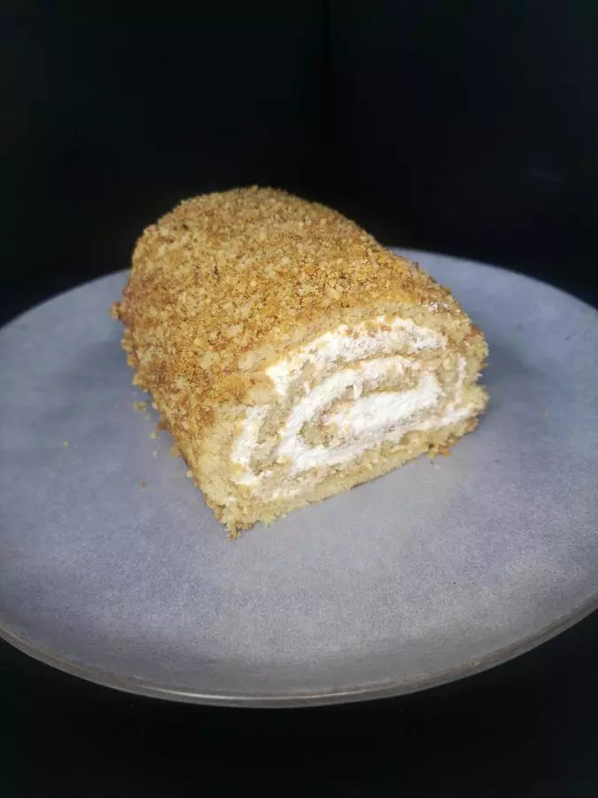 Рулет  МЕДОВЫЙ (на фото 0,3кг, цена за 0,1кг)