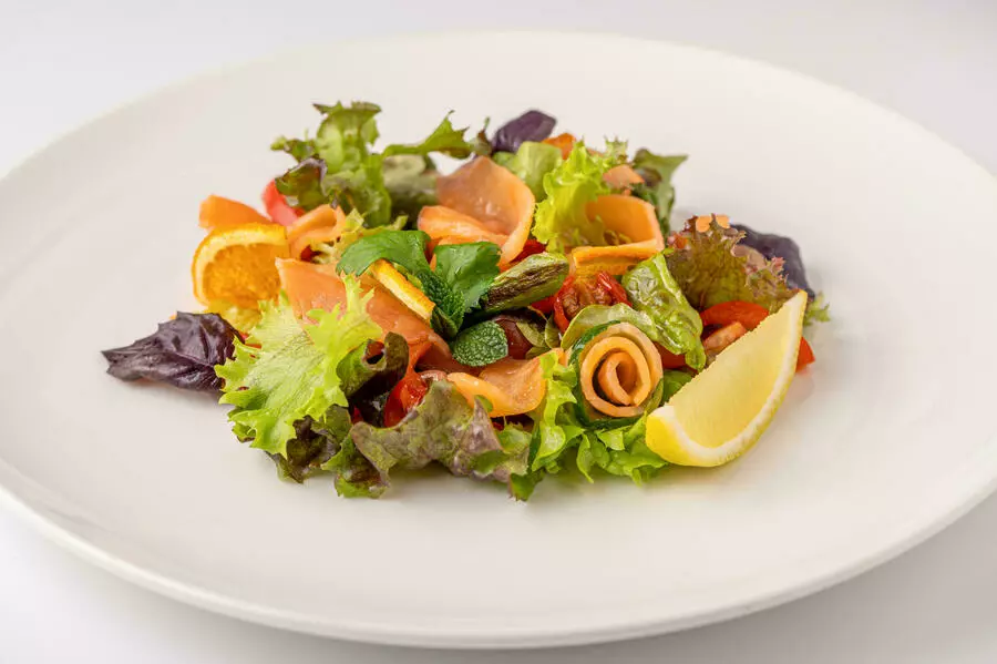 Салат с семгой