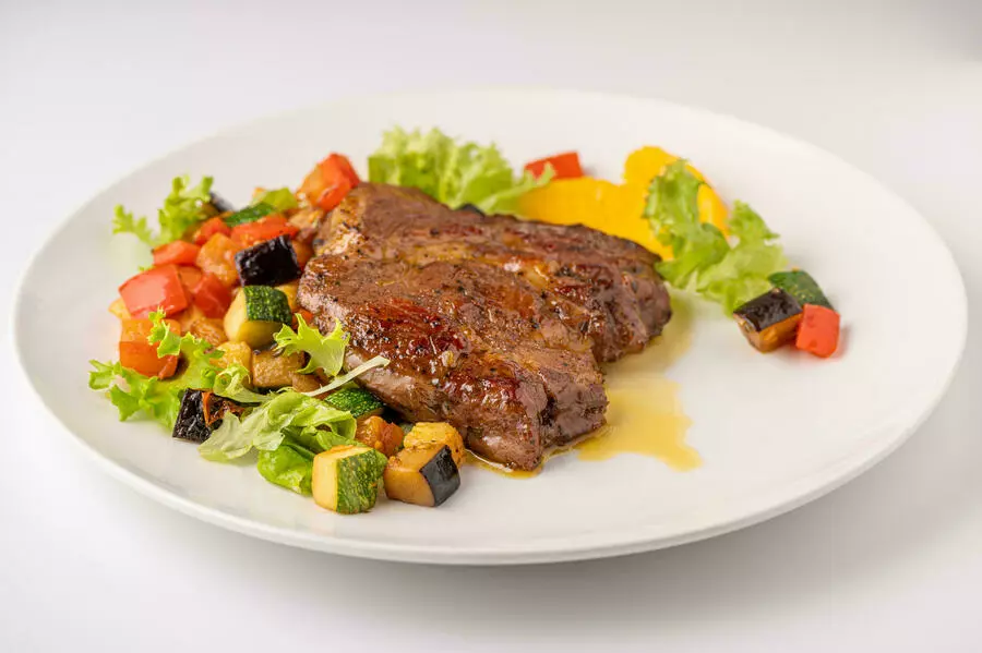 Карамелизованная свиная шея с овощным соте