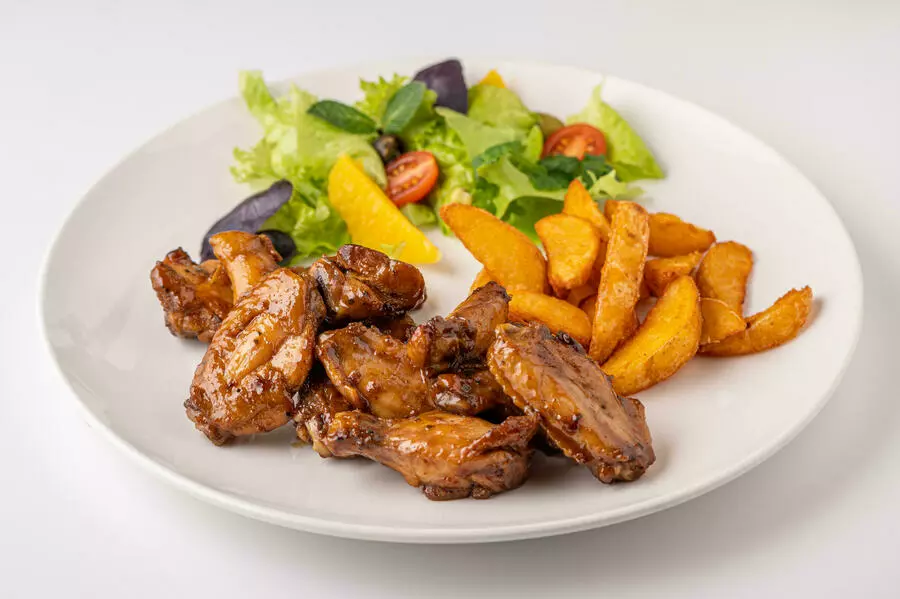Куриные крылья с запеченным картофелем