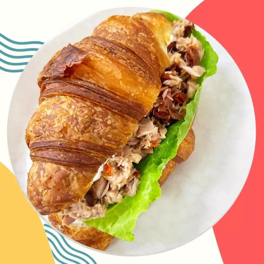 Круассан с сайрой и сыром "Омичка"