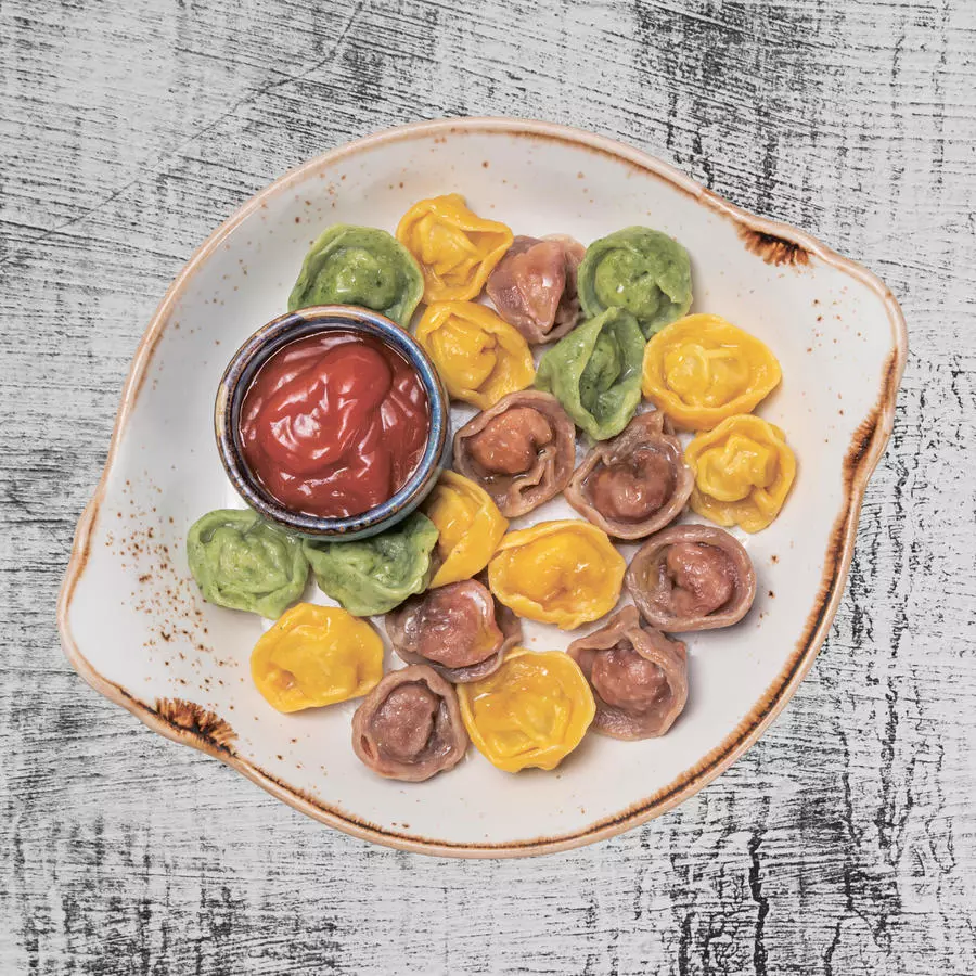 Пельмени куринные  с кетчупом, тесто замешано на овощных фрешах