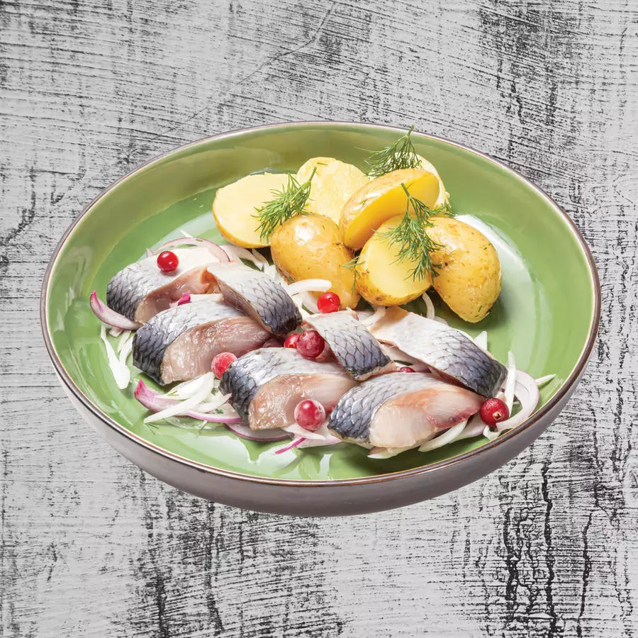 Сельдь с обжаренным картофелем, луком и морозной клюквы