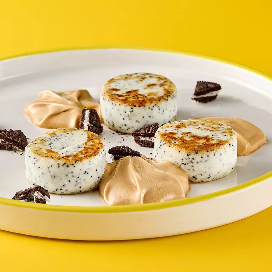 Сырники с маком, муссом из вареной сгущенки и печеньем орео
