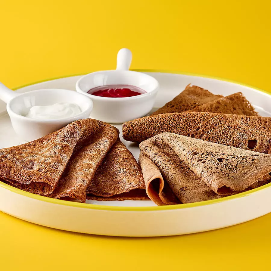 Шоколадные блины с малиновым соусом и сметаной