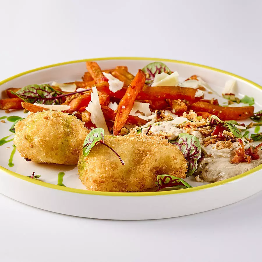 Жареные яйца пашот с бататом фри и сосусом из бекона