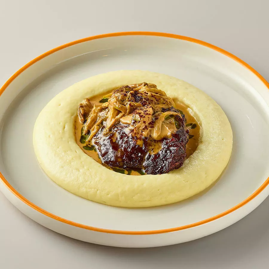 Говядина, томленая с грибным соусом и картофельным кремом