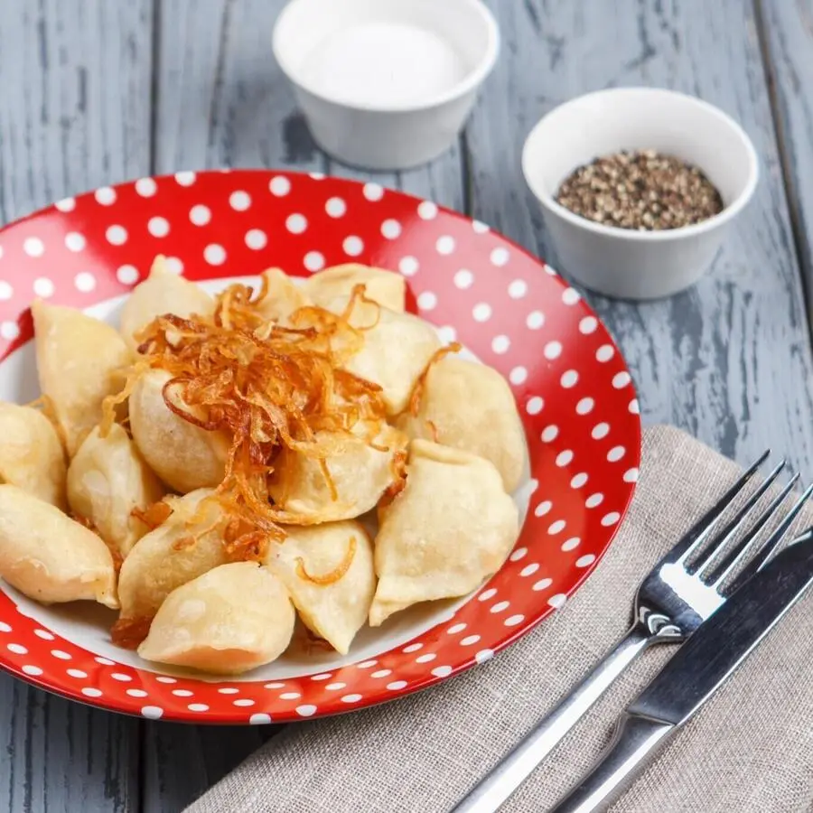 Жареные вареники с картофелем и сыром и жареным луком