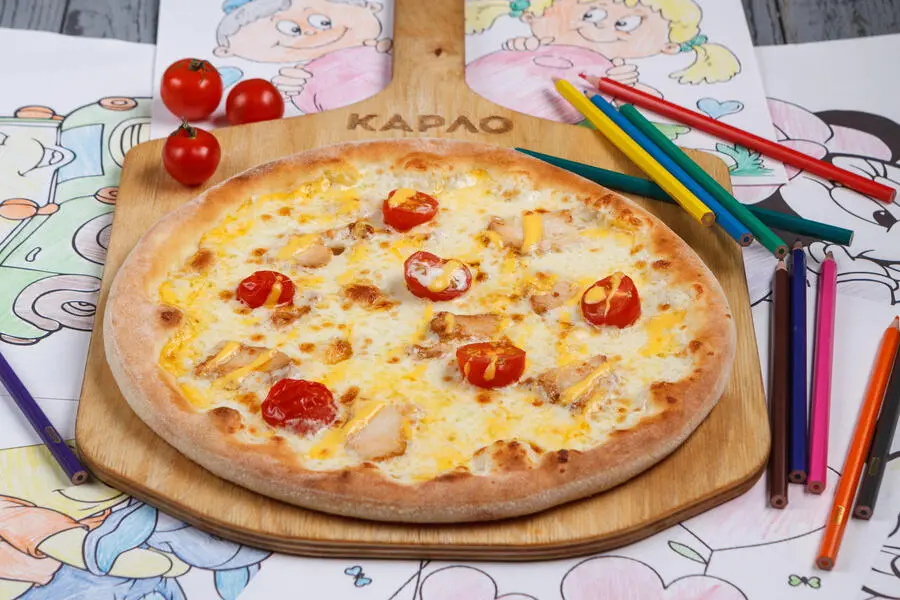 Пицца с курицей и помидорами Рафаэль
