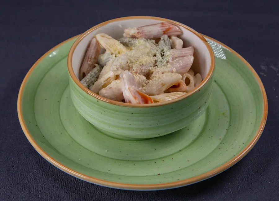 Паста с курицей в сливочном соусе 190г