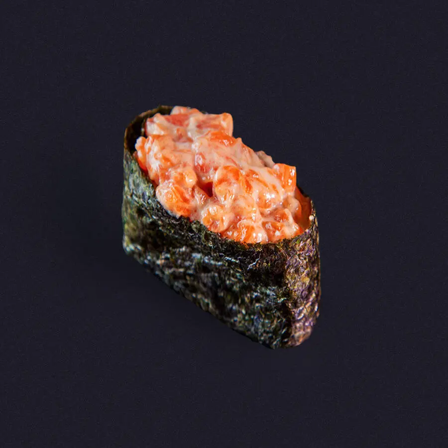 Гункан с лососем