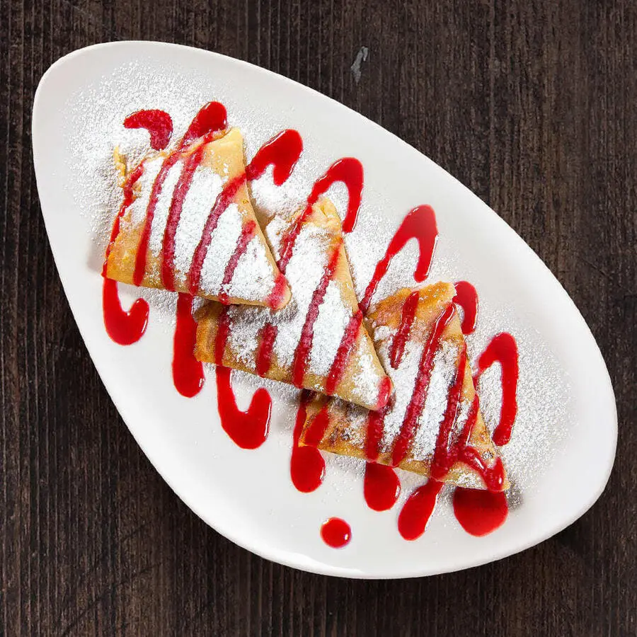 Блины с творогом и ягодным соусом