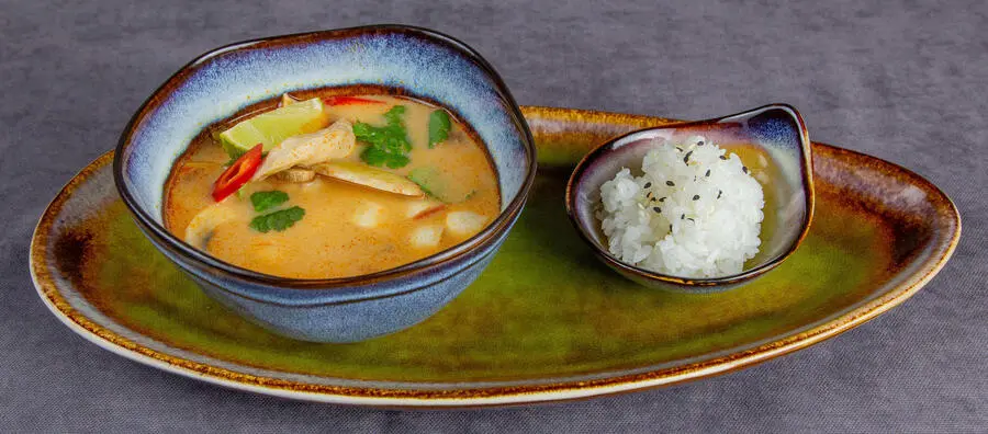 Суп "Том Кха" с курицей и грибами 280/60г