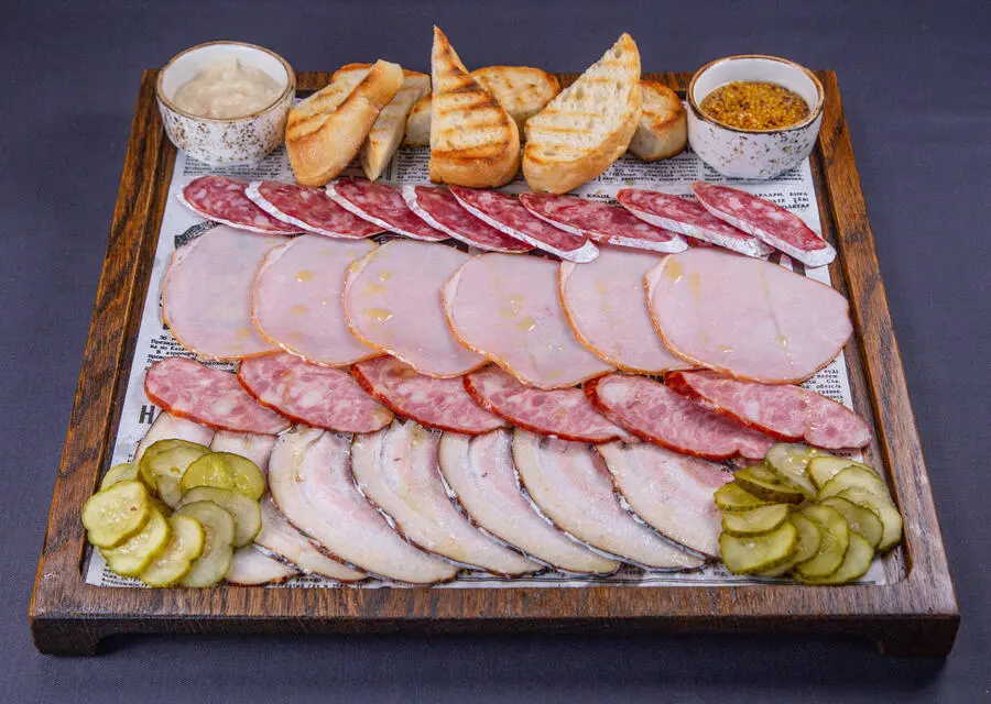 Ассорти мясных деликатесов