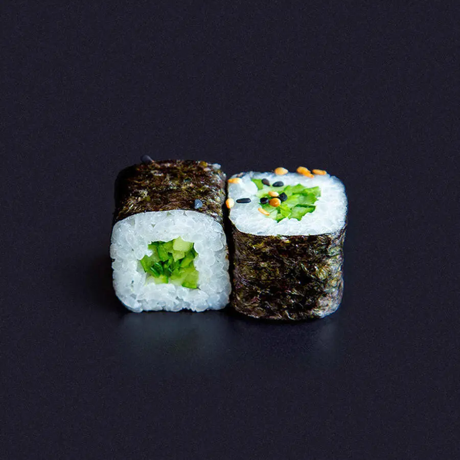 Ролл маки с огурцом кунжутом