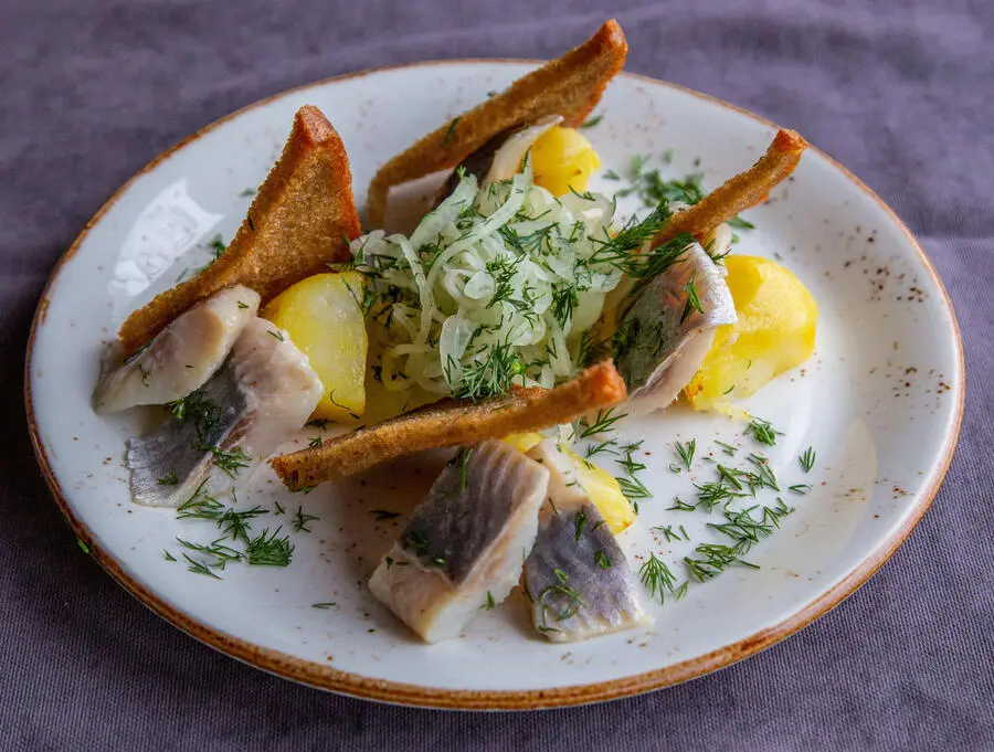 Сельдь с картофелем и тостами 100/75/70/30г