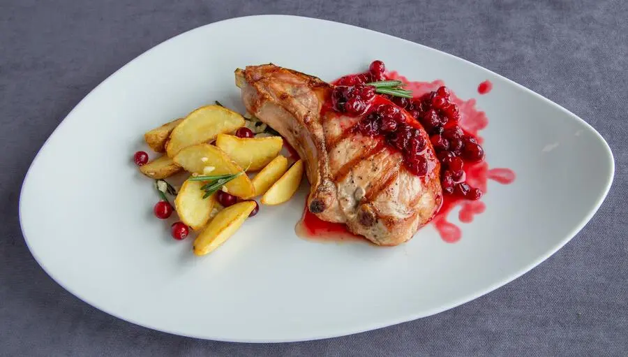 Корейка на кости с клюквой 230/60/40г