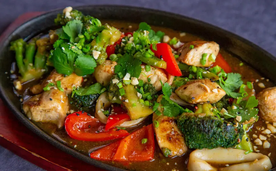 Сковорода в азиат стиле с курицей