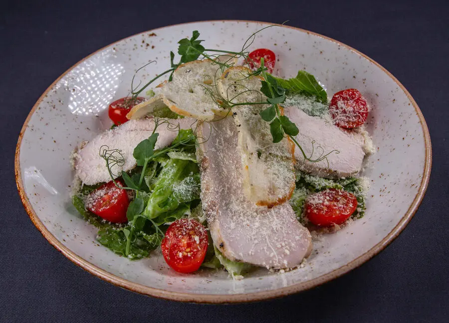 Салат "Цезарь с курицей"