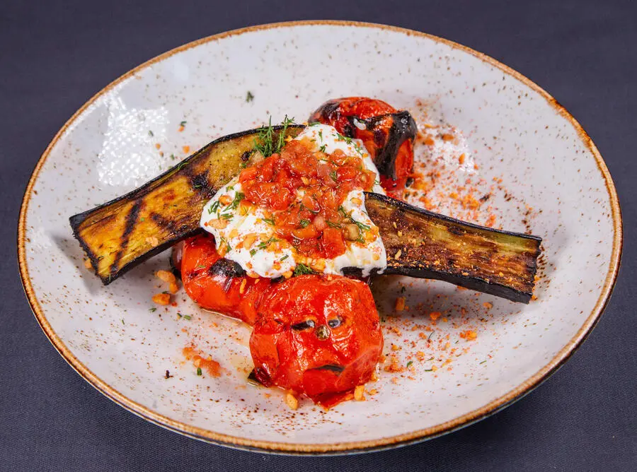 Печеные баклажаны с томатами и перцем