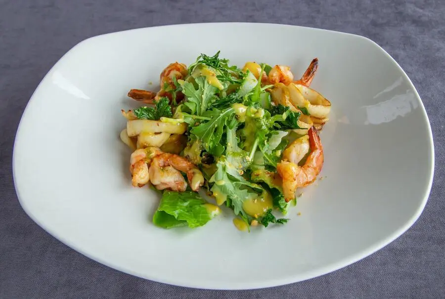 Салат с креветками и кальмарами