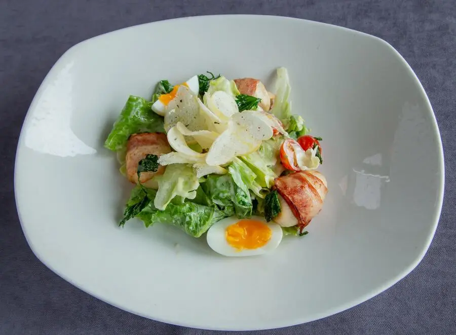 Салат с куриной грудкой в беконе и томатами