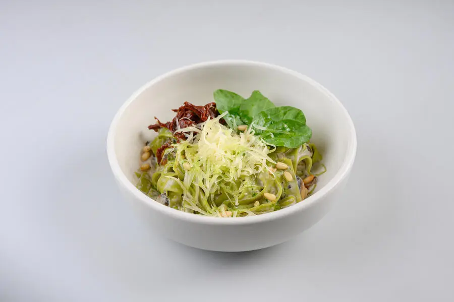 Шпинатные фетучини в сливочно-грибном соусе