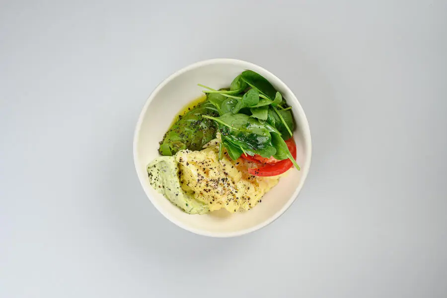 Скрэмбл с томатами, авокадо, шпинатом и сыром кремчиз