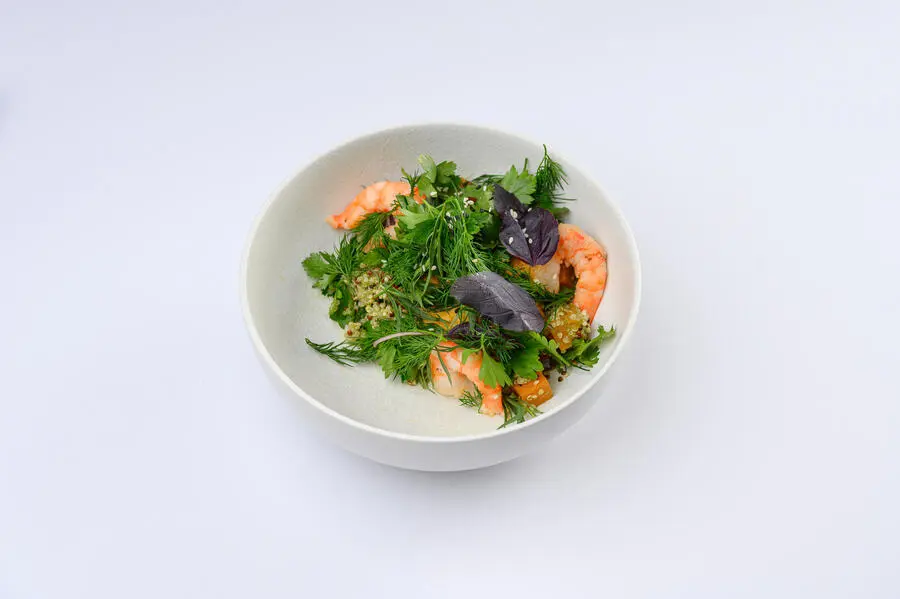 Салат с креветками и бататом