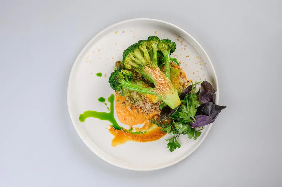 Брокколи с киноа и перечным соусом