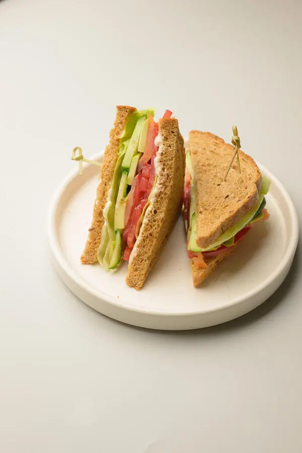 Сэндвич с лососем и авокадо