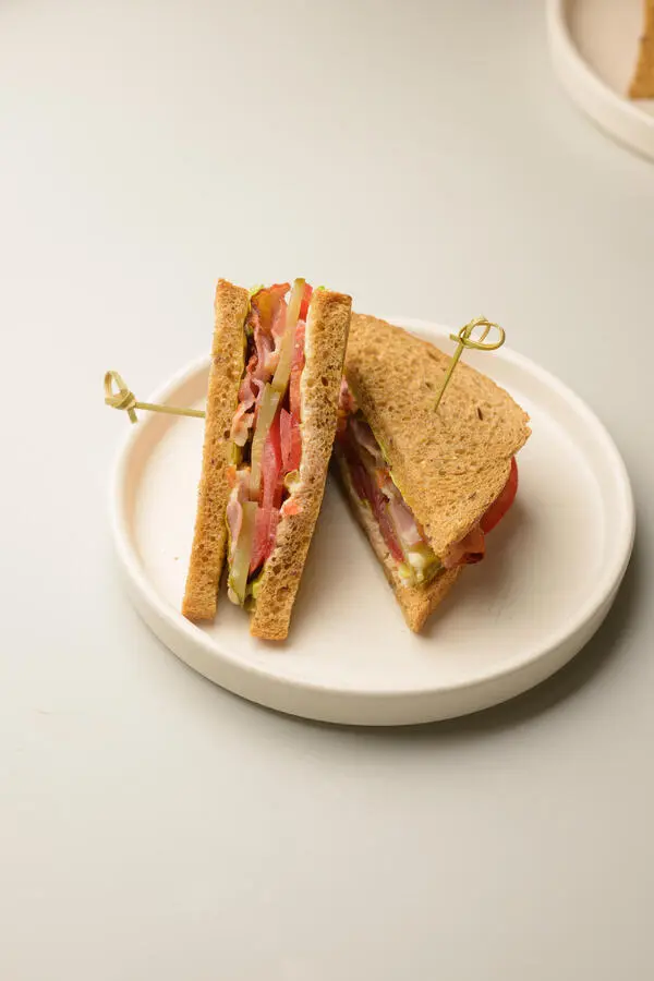 Сэндвич с беконом и овощами