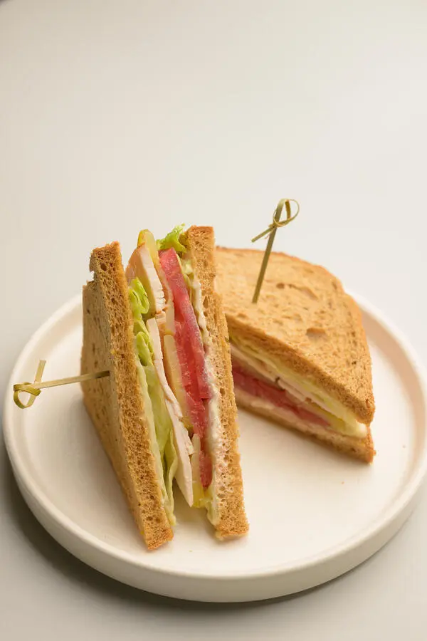 Сэндвич с запеченной курицей и овощами