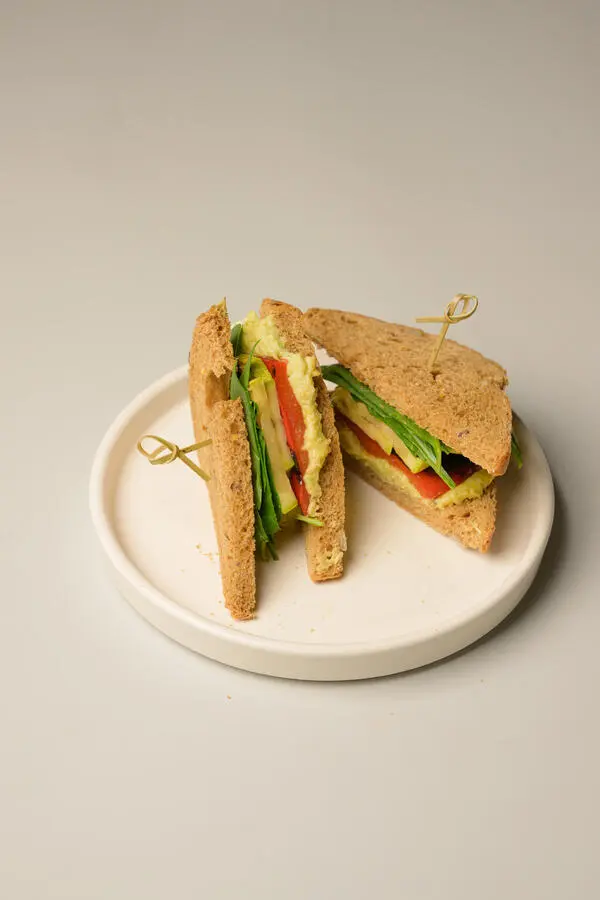 Сэндвич с овощами и гуакамоле