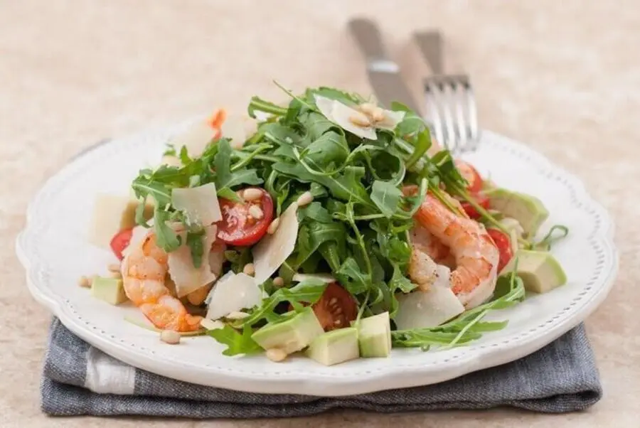 Салат с креветками, авокадо и руколой