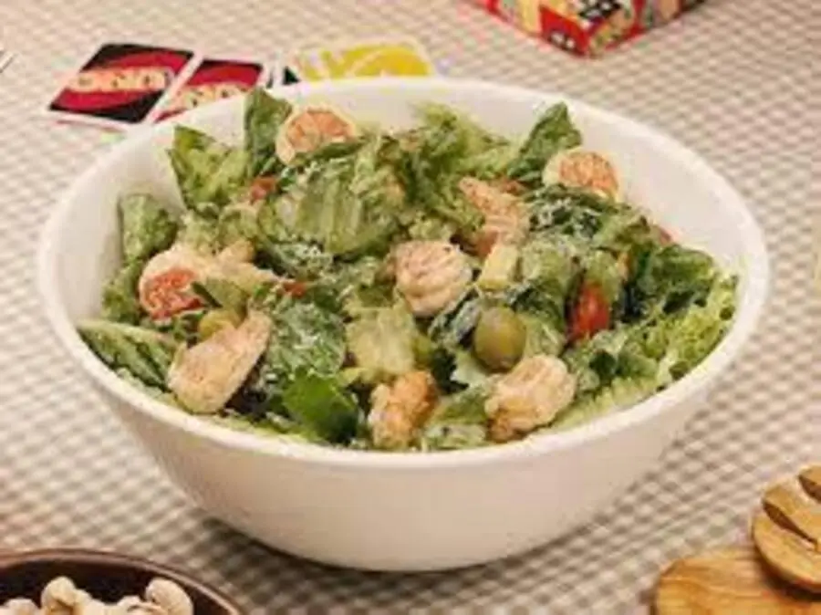 Салат с морепродуктами на фокачче