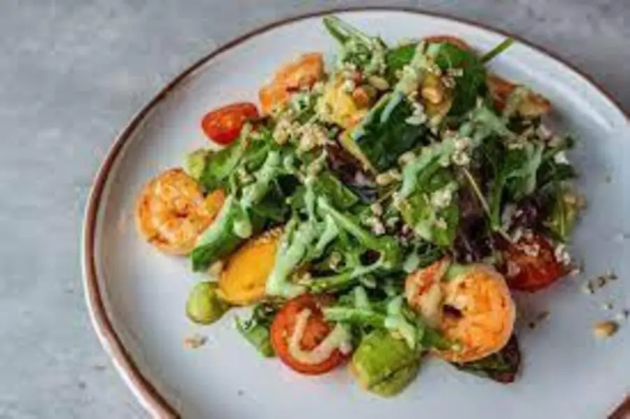 Салат с томатами и тигровыми креветками