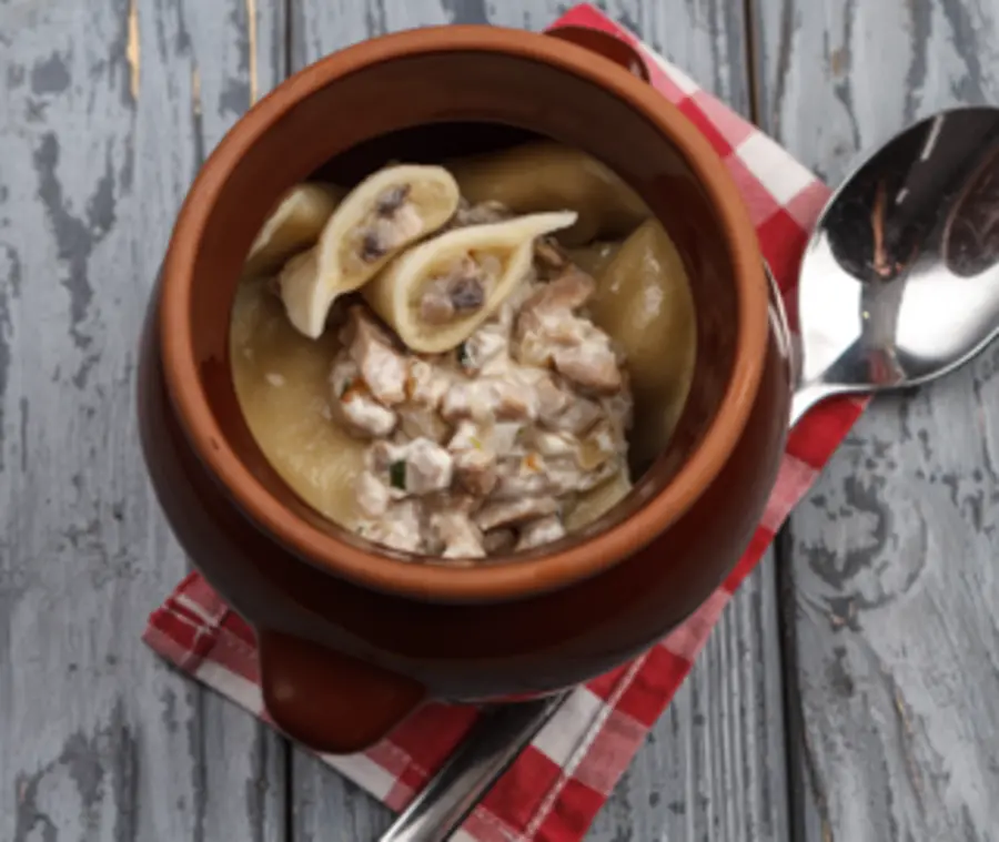 Вареники с курицей и грибами в горшочке