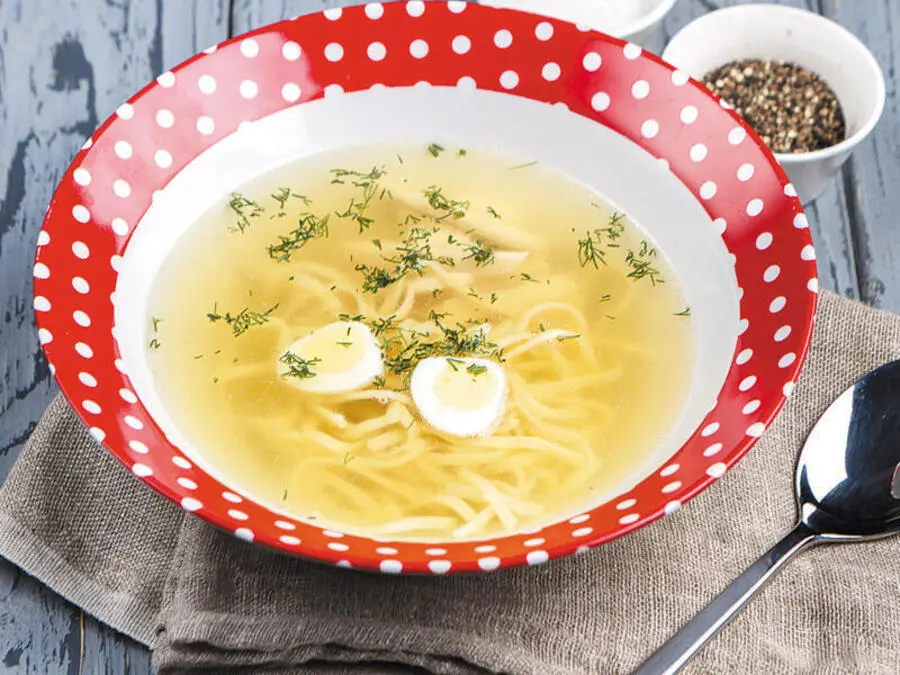 Куриный бульон с домашней лапшой