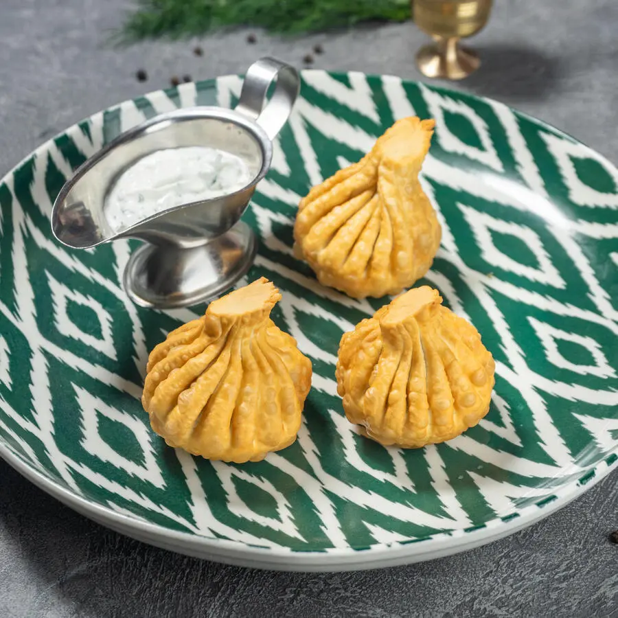 Хинкали жареные с курицей в сливочном соусе