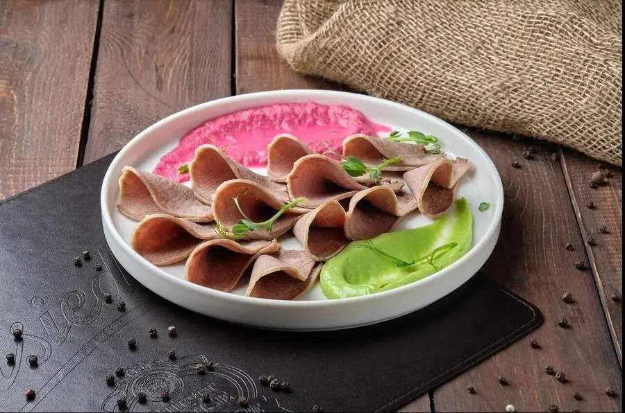 Язык отварной с соусом Хрен