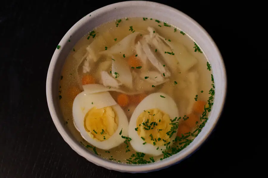 Куриный консоме с яйцом и домашней лапшой