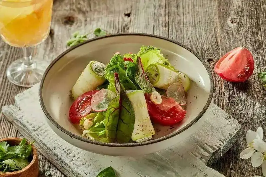 Легкий салат с рулетиками из цуккини и сыра