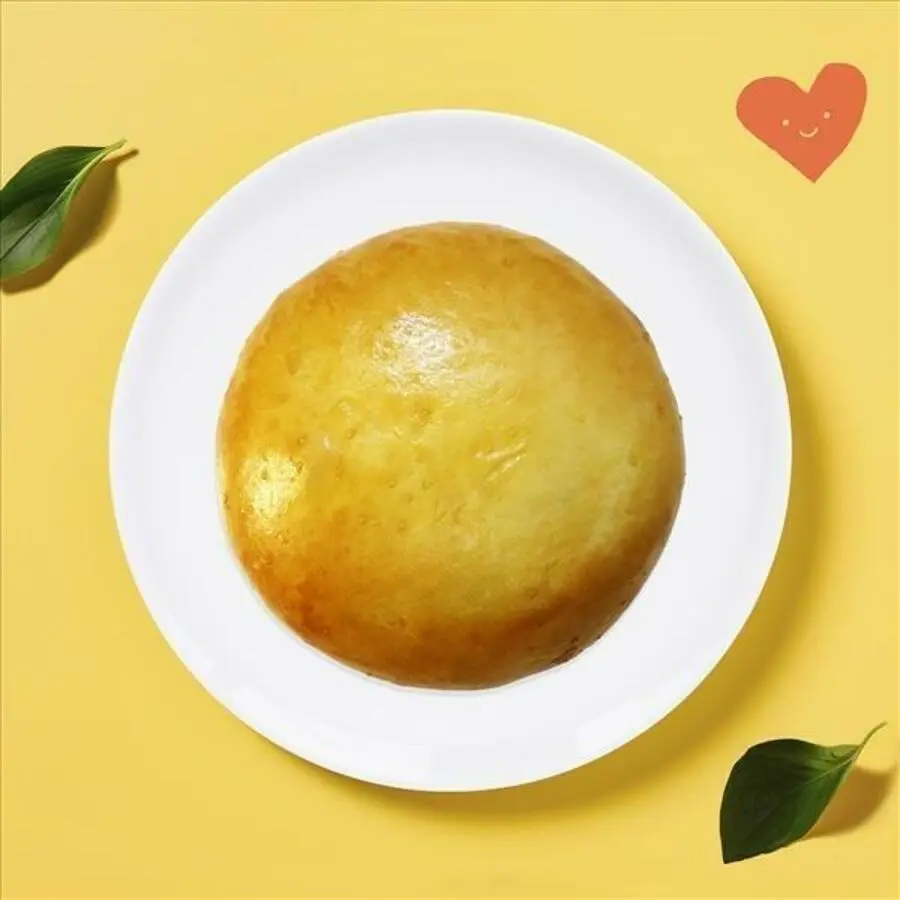 Пирожок с луком и яйцом