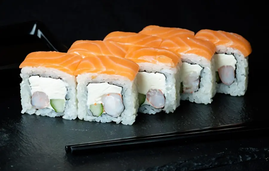 Ролл "Филадельфия" с тигровой креветкой