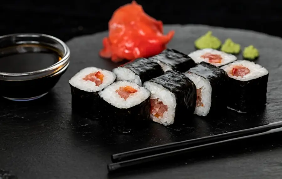 Ролл с тунцом