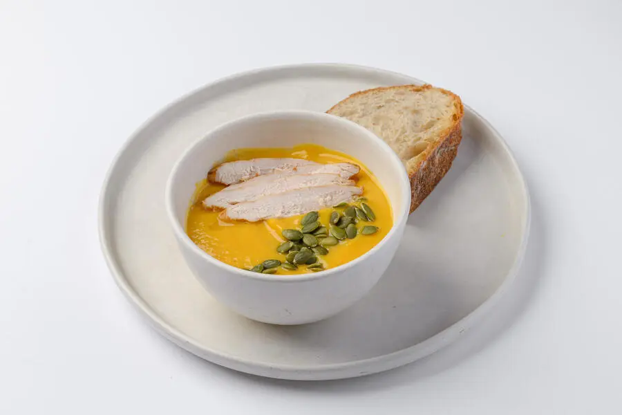 Тыквенный крем суп на кокосовом молоке с запеченной курицей