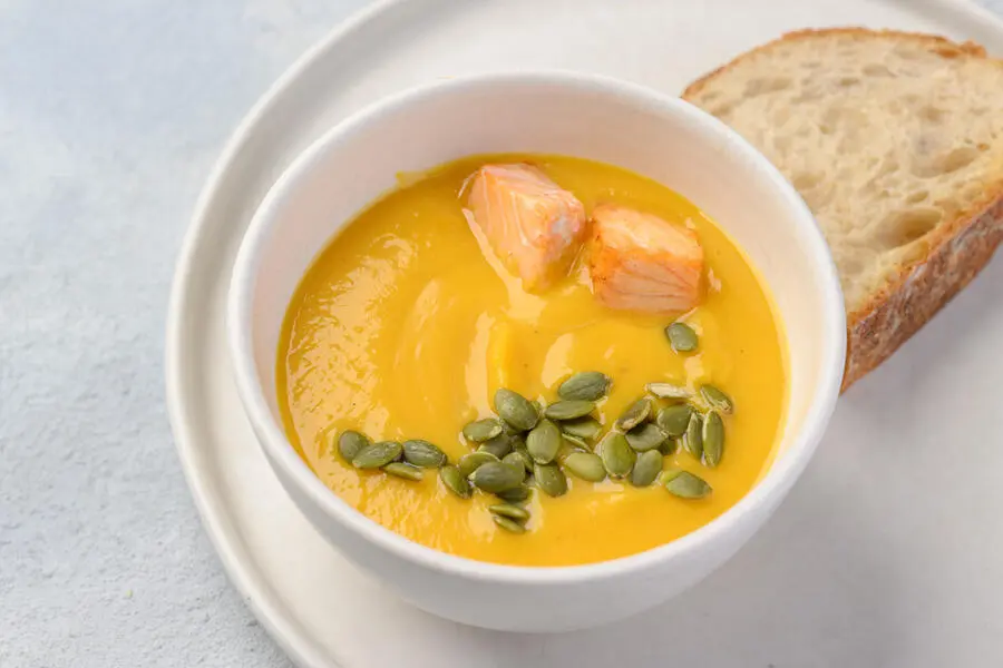 Тыквенный крем суп на кокосовом молоке с лососем