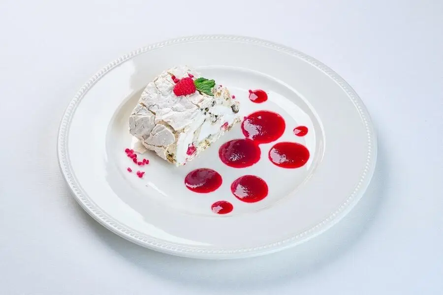 Меренговый рулет с фисташками и малиной