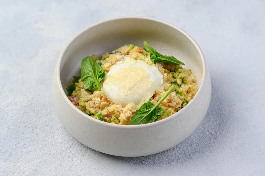 Пшенная каша с беконом, яйцом пашот и пармезаном